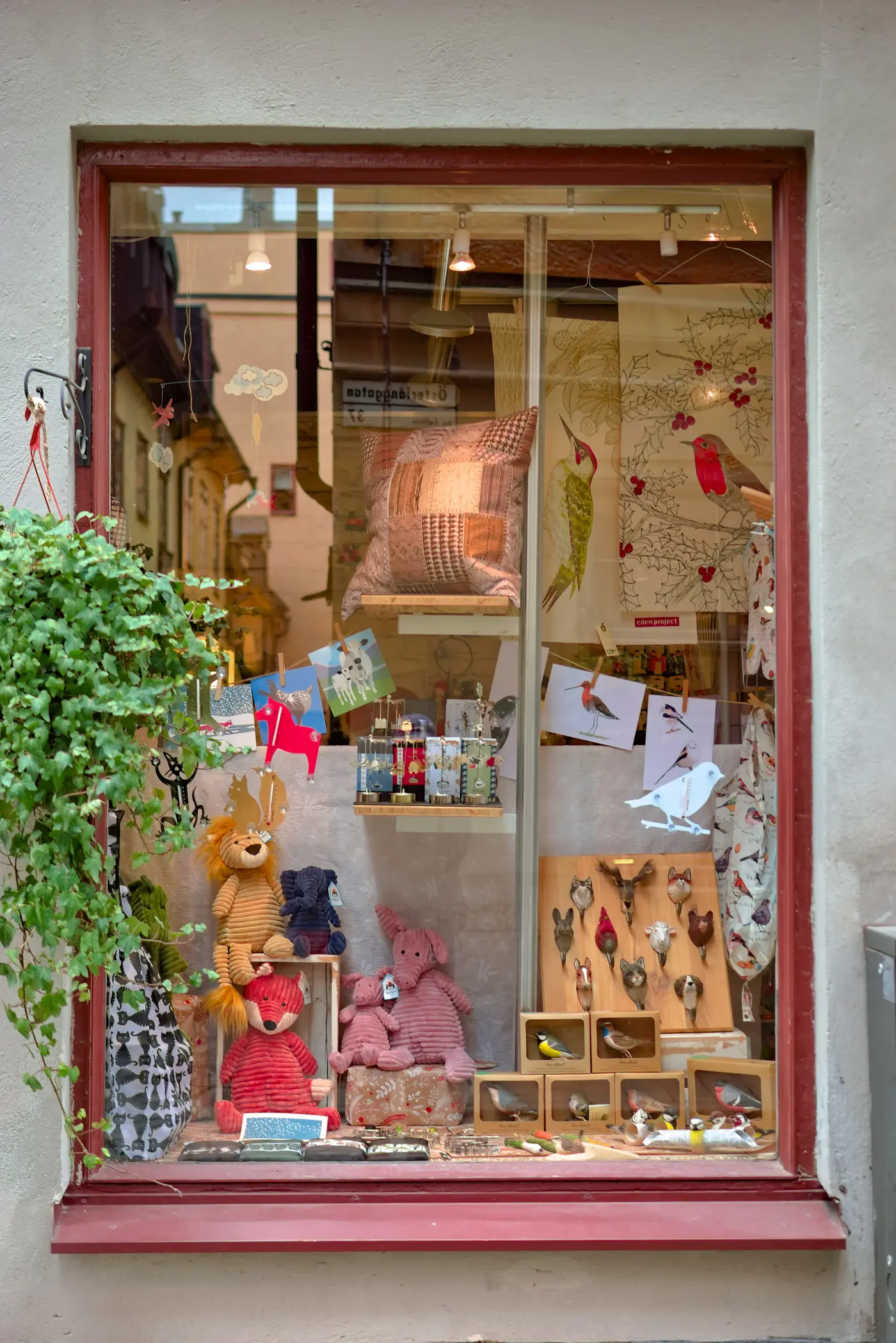 Schaufenster mit rotem Rahmen, drinnen Karten, Stofftiere und kleine Geschenke