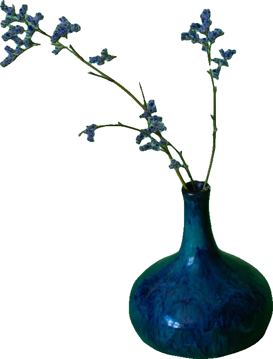 Dunkelblaue, handgedrehte Vase mit getrockneten Blüten